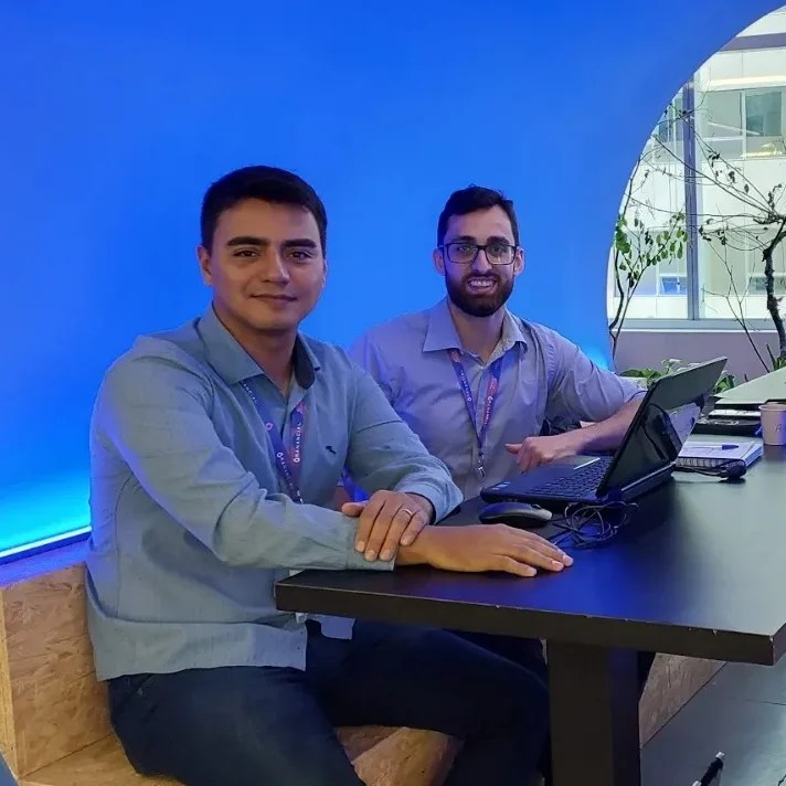 Profissionais da Innomaker em uma mesa de trabalho com computadores